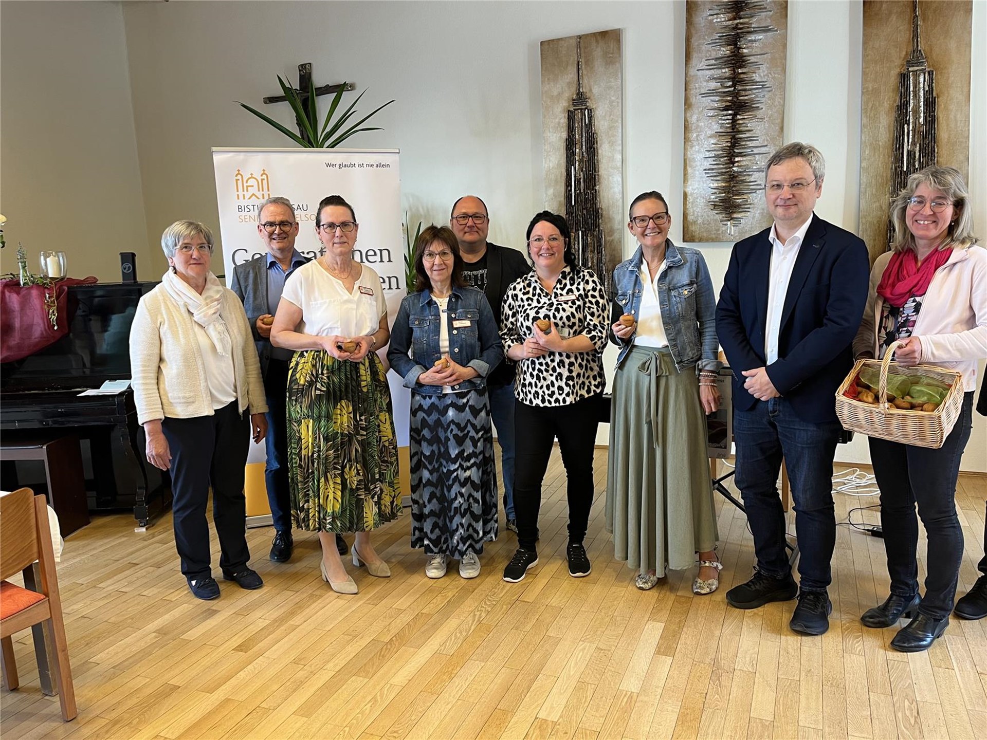 Gruppenfoto von Mitarbeitenden, Ehrengästen und Seelsorger:innen im Seniorenheim St. Gunther bei der Dankesfeier zum Tag der Pflege.
